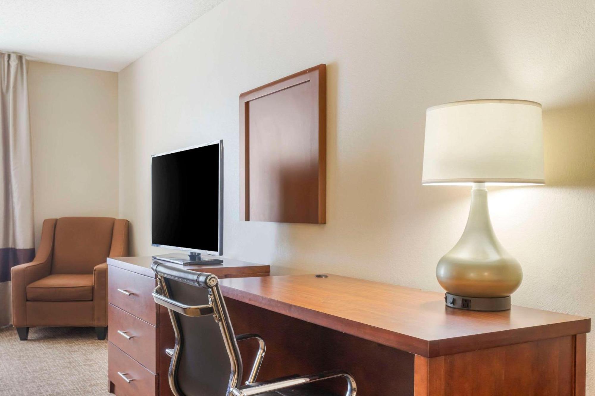 Comfort Inn & Suites Блайтвил Екстериор снимка