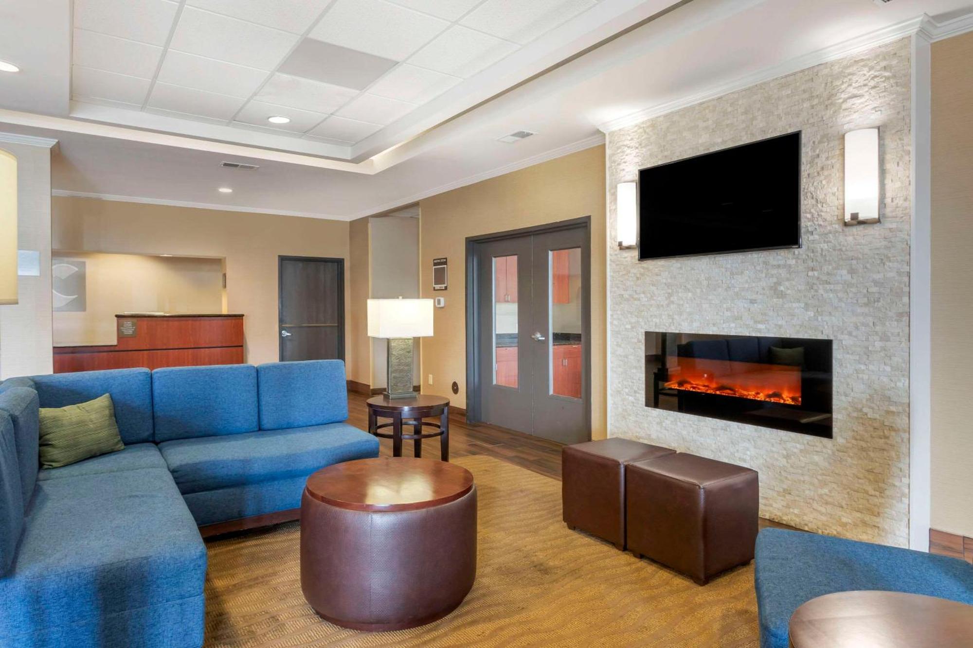 Comfort Inn & Suites Блайтвил Екстериор снимка
