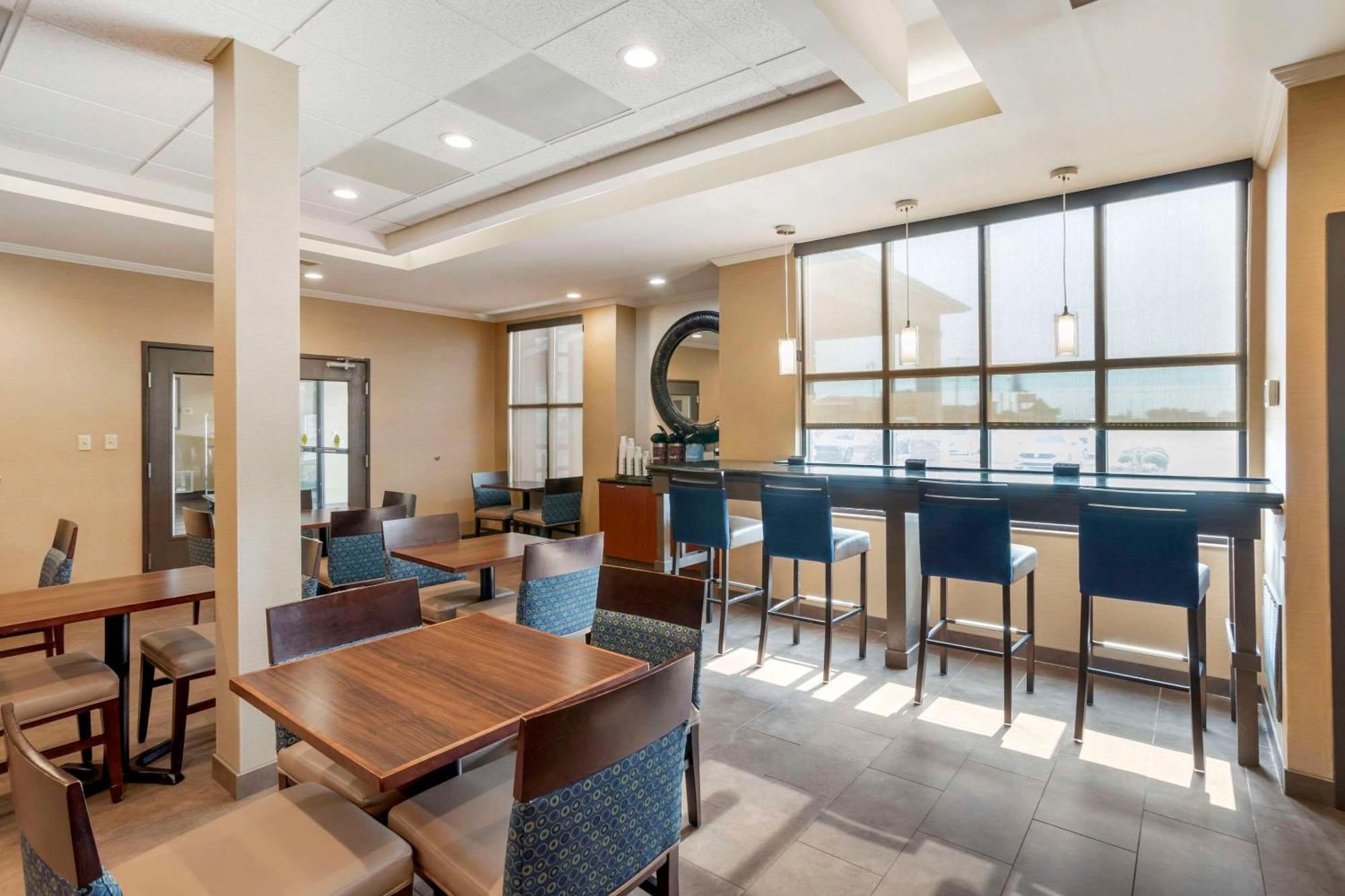 Comfort Inn & Suites Блайтвил Екстериор снимка