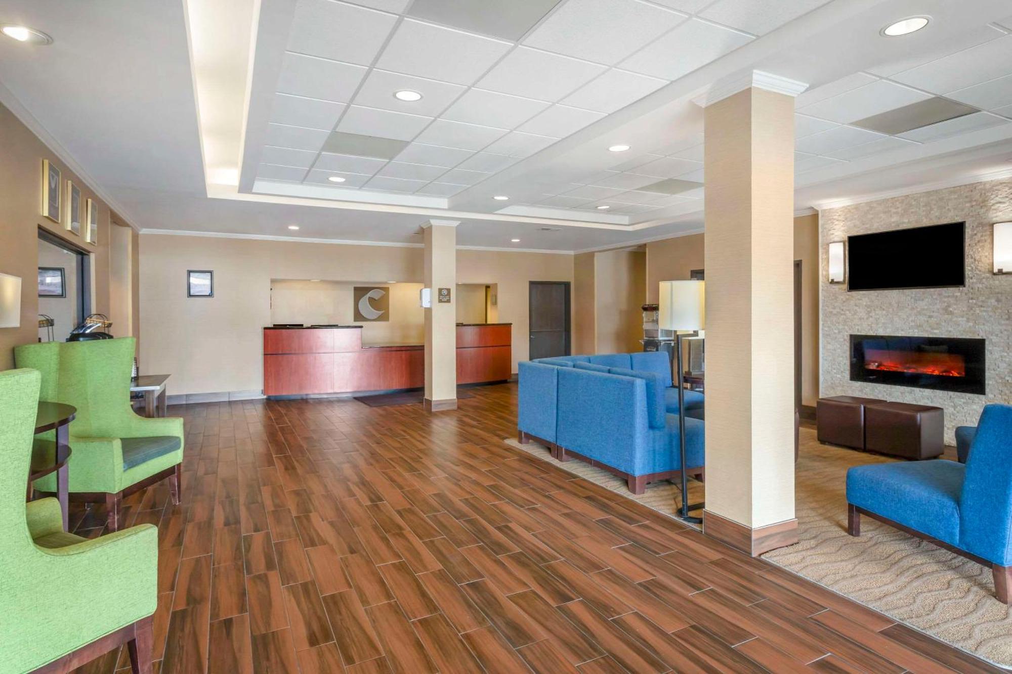 Comfort Inn & Suites Блайтвил Екстериор снимка
